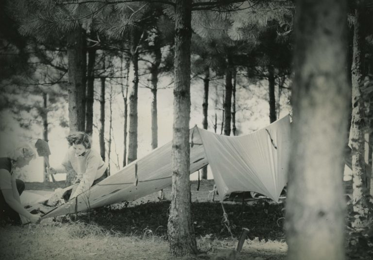 Women-pitching-tarp